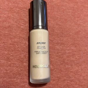 Hourglass Ambient Soft Glow Foundation